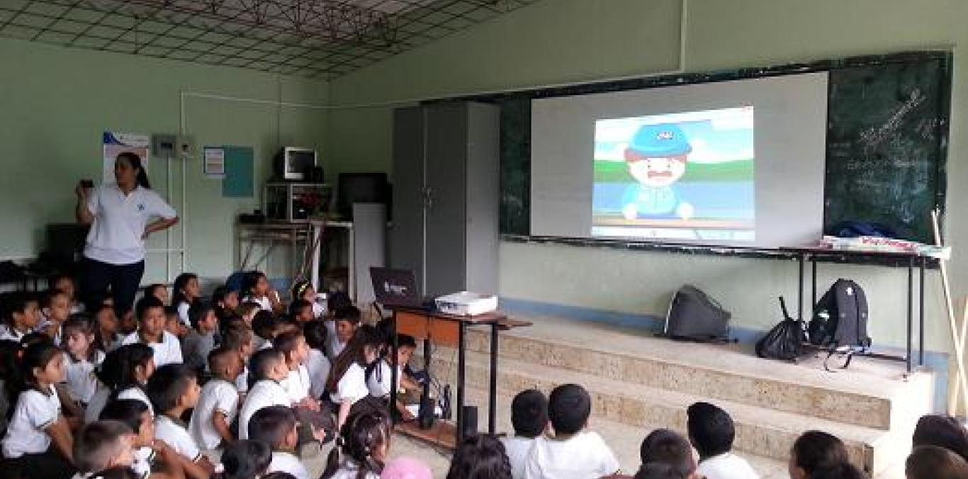 CON VÍDEOS NIÑOS DE CALIMA EL DARIÉN APRENDEN DE MEDIO AMBIENTE  