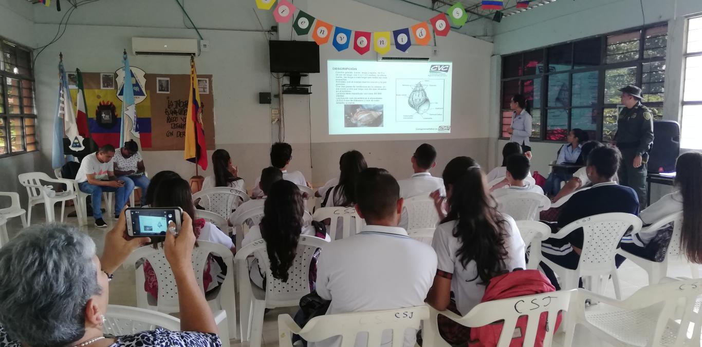 ESTUDIANTES EN OBANDO APRENDEN CÓMO CONTROLAR EL CARACOL AFRICANO