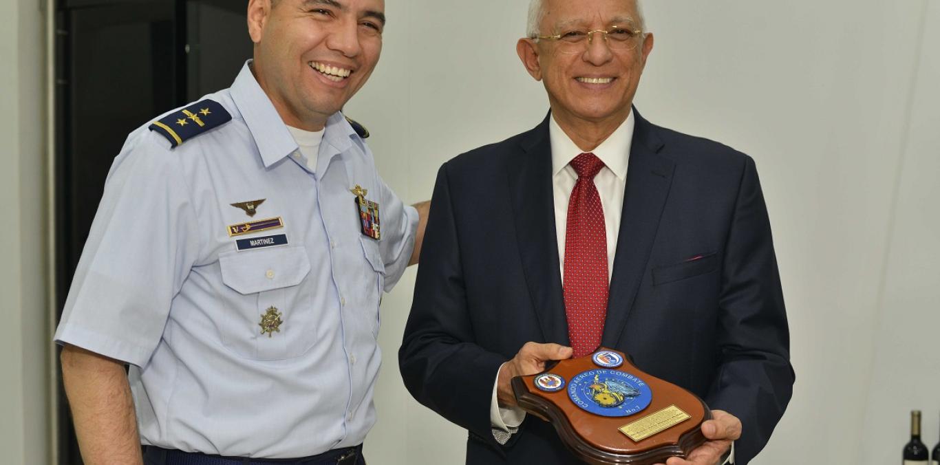 FUERZA AÉREA COLOMBIANA RECONOCIÓ PÚBLICAMENTE A DIRECTOR DE LA CVC