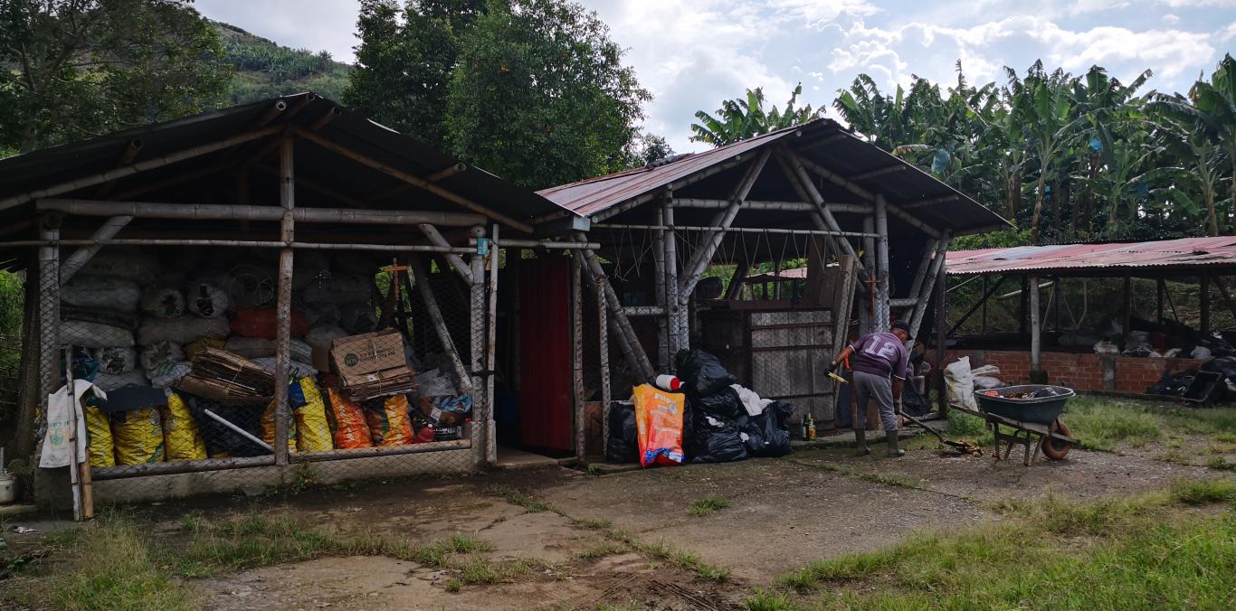 EN ZONA RURAL DE SEVILLA FUNCIONAN CENTROS DE ACOPIO PARA DE RESIDUOS SÓLIDOS 