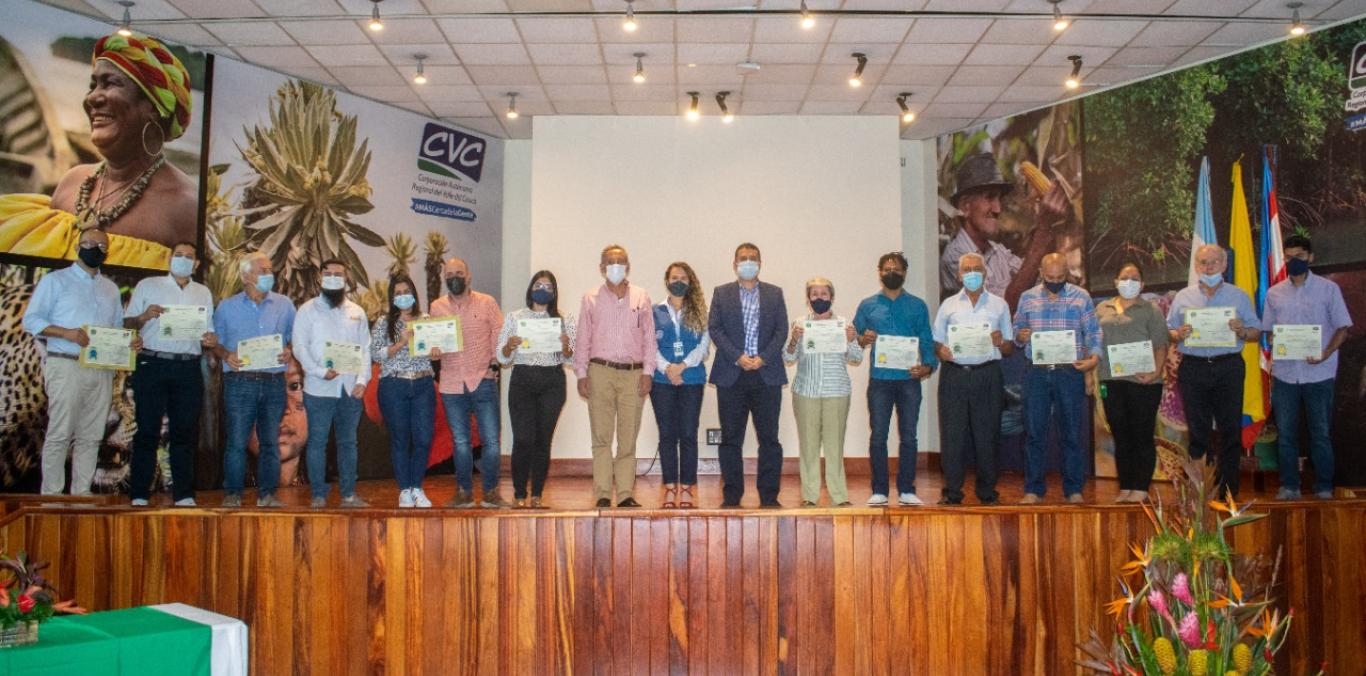 40 MADEREROS RECIBIERON RECONOCIMIENTO POR HACER APROVECHAMIENTO LEGAL