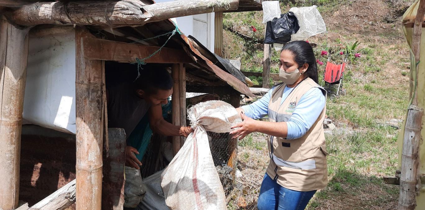 Funcionarios de la CVC participaron en una importante jornada de recolección de envases de agroquímicos y bolsas de plátano, la cual dejó como resultado tres tercios de tonelada que serán entregados a la empresa Colecta, avalada para disponerlos de manera adecuada.