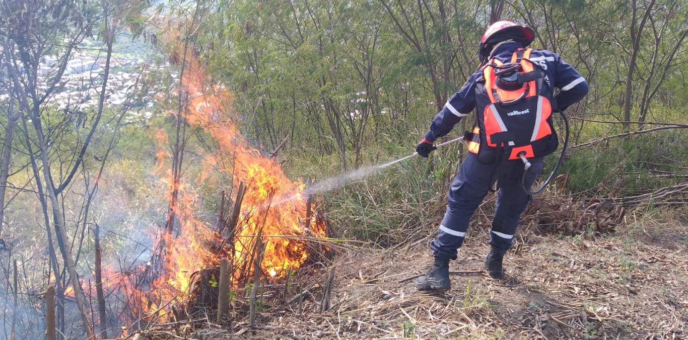 Motobombas portátiles de alta presión, palas forestales, batefuegos, mangueras de succión, entre otros, hacen parte de los elementos entregados al Cuerpo de Bomberos Voluntarios de Yumbo para contribuir en su gestión de combatir incendios forestales. Con anterioridad ya se habían fortalecido 44 Cuerpos de Bomberos Voluntarios en 41 municipios del Valle del Cauca.