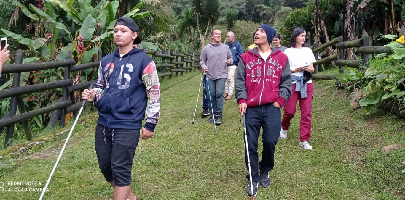 La salida incluyó experiencias táctiles, olfativas (con aromas de las plantas) y por supuesto, auditivas con el canto de las aves que una guía experta les enseñó a identificar. Gracias al humor, presencia de ánimo y buena energía de los participantes esta salida fue inspiradora para todos.