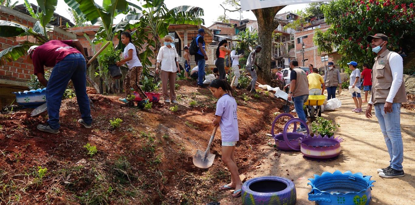 CVC REALIZA TRABAJO AMBIENTAL EN LA COMUNA 20 DE CALI 