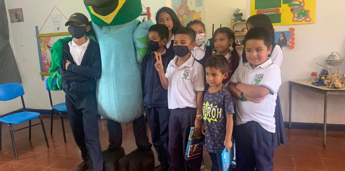 COMUNIDAD INFANTIL EN LA CUMBRE MUESTRA GRAN PARTE DE LAS AVES QUE LA RODEA