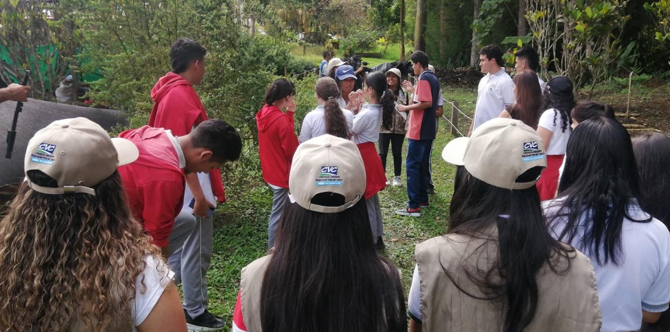 JÓVENES SE ESTRENARON COMO GUÍAS DEL CENTRO DE EDUCACIÓN AMBIENTAL CALIMA