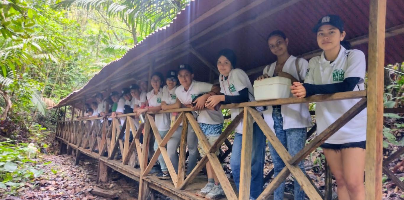 ESTUDIANTES Y AMBIENTALISTAS LLEGARON A BUENAVENTURA PARA VISITAR LAS BALLENAS 