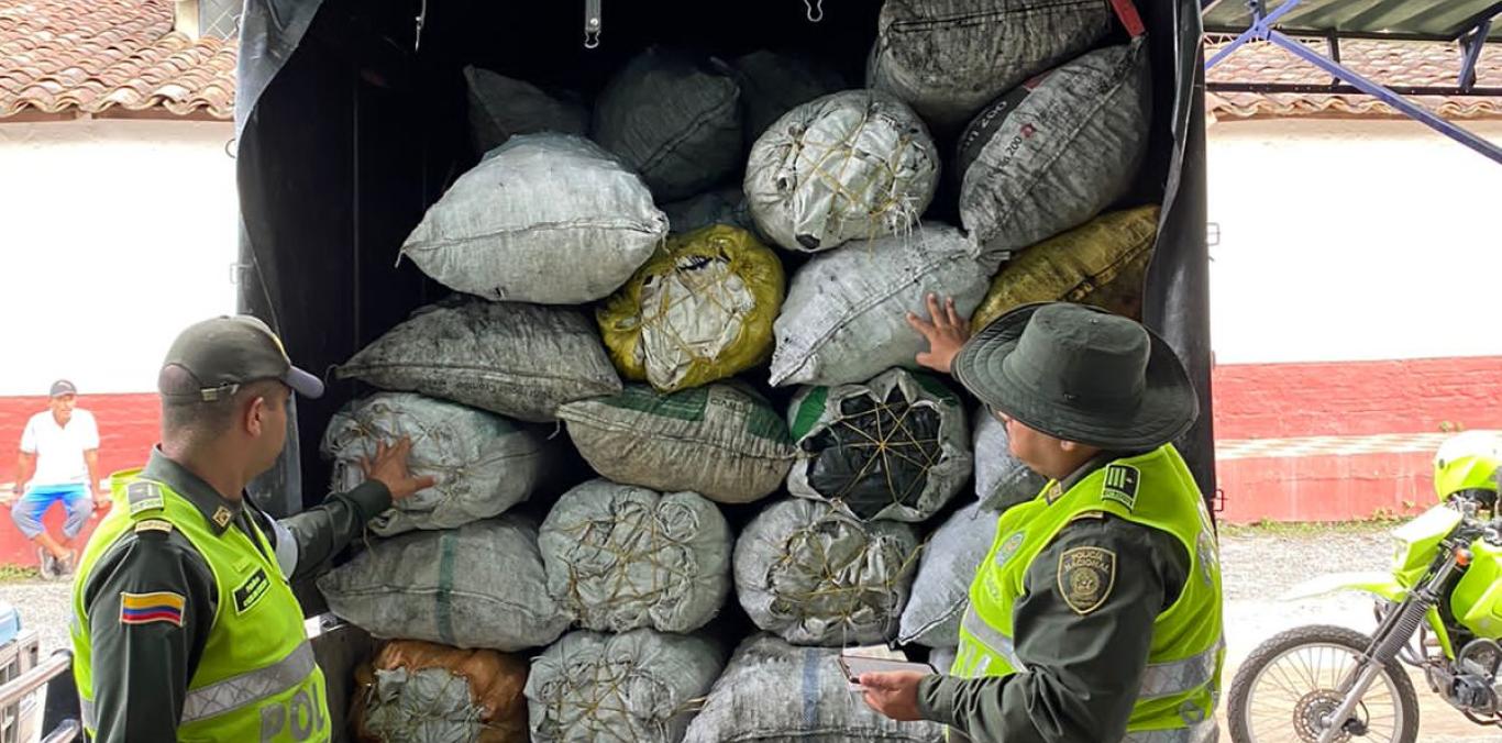 Cerca de una tonelada de carbón vegetal fue dejada a disposición de la CVC, luego de que la Policía Ambiental de Cartago atendiera una denuncia anónima en el barrio San Carlos, ubicado en la Comuna 7.