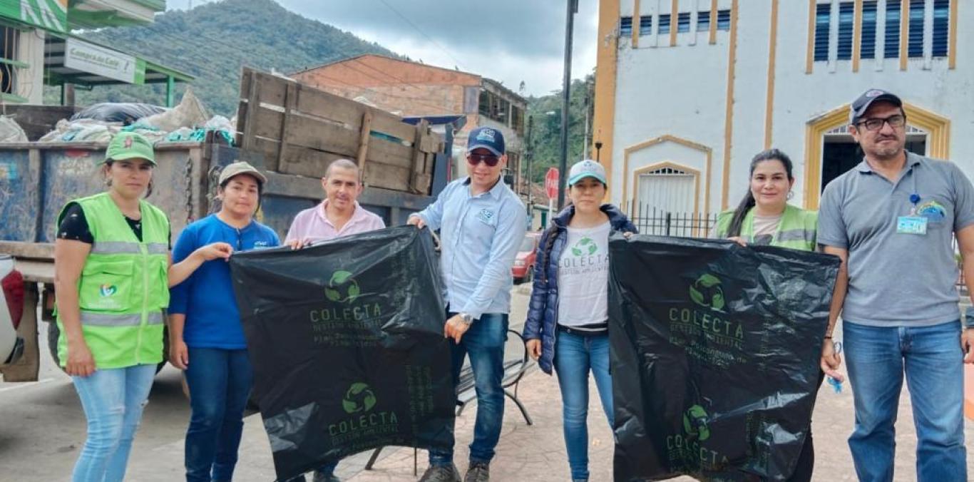 MÁS DE UNA TONELADA DE ENVASES DE AGROQUÍMICOS Y BOLSAS DE PLÁTANO FUERON RECOLECTADAS EN EL ÁGUILA