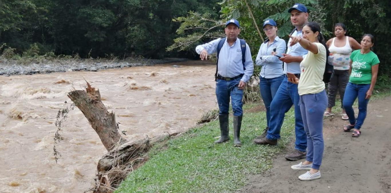 on la reactivación de las precipitaciones en la región de la vertiente Pacífico durante esta semana, según lo indicó la red de hidroclimatología de la CVC, los funcionarios de la Corporación realizan constantes recorridos en las zonas de riesgo del municipio junto con los integrantes del Consejo Municipal de Gestión del Riesgo.