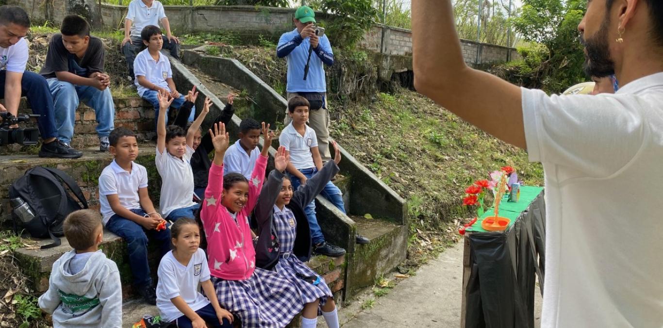 JÓVENES ADELANTAN PROYECTO DE LOMBRICOMPOSTAJE EN LA VICTORIA