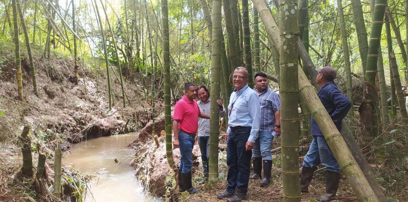 CVC Y ALCALDÍA DE LA CUMBRE REALIZAN LIMPIEZA AL RÍO PAVAS Y QUEBRADA CORDOBITAS