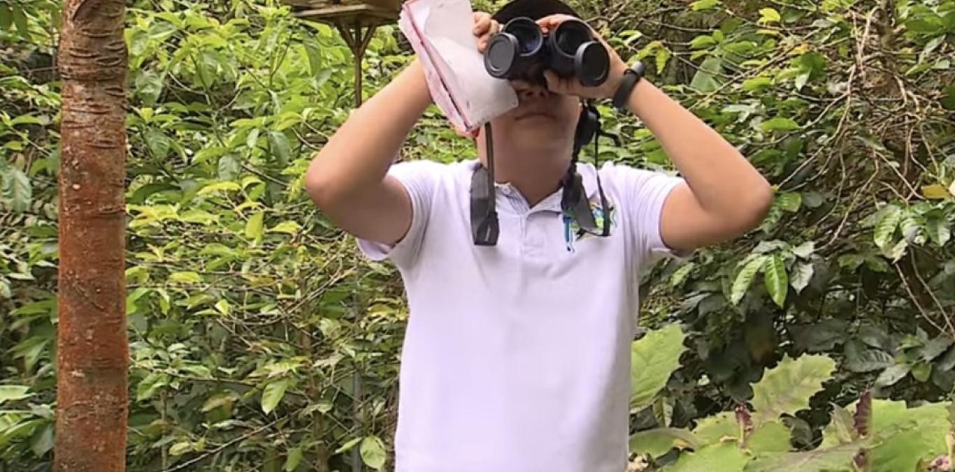 Grandes y chicos participaron en un proceso de formación en observación de aves y recibieron una completa dotación para la actividad de pajareo. Ahora serán los encargados de enseñar, a propios y visitantes, la gran variedad de avifauna que posee esta zona del Valle del Cauca.