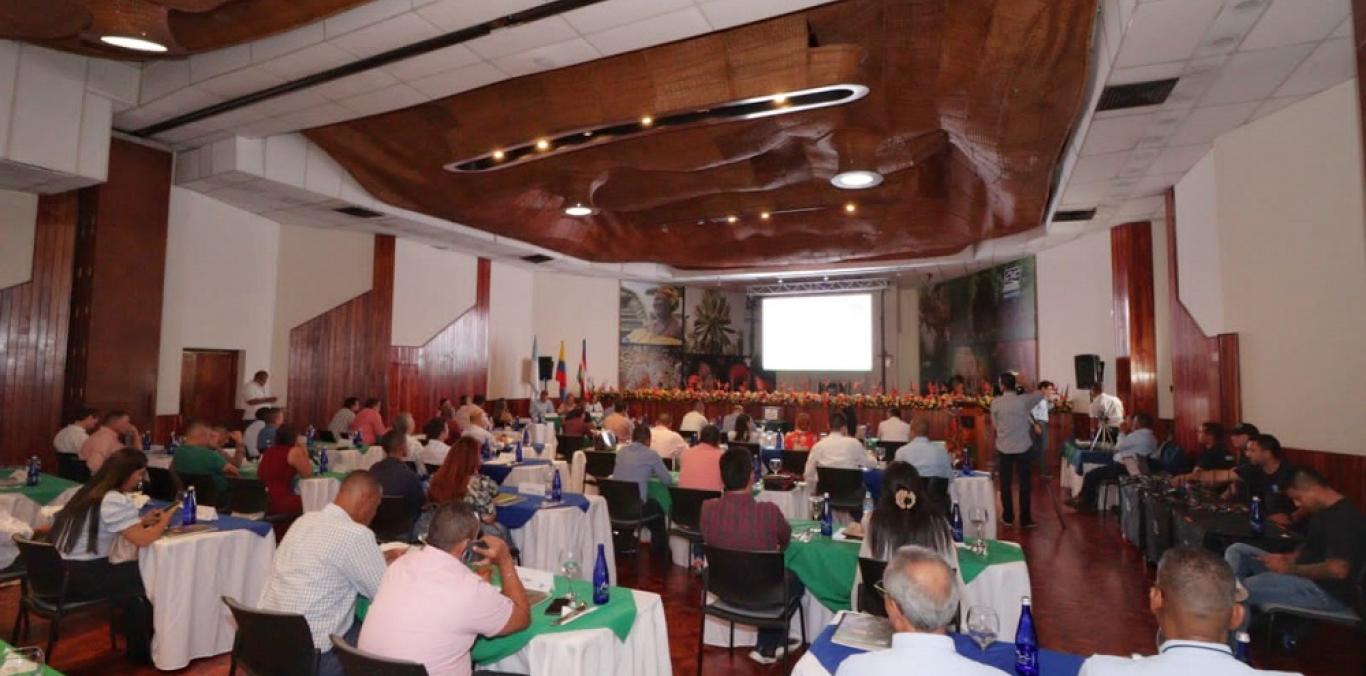 La Asamblea Corporativa de la autoridad ambiental de los vallecaucanos sesionó para hacer públicos los buenos resultados que dejó el año que recién terminó. 36 mil hectáreas en manejo sostenible, 3 mil estufas ecoeficientes, ser uno de los departamentos con menos deforestación, el apoyo a 5.500 familias campesinas con agroecología y el avance en la descontaminación de fuentes hídricas, especialmente nuestro río Cauca, aunado al exitoso avance del programa “Valle más verde”, fueron algunos de los hitos.