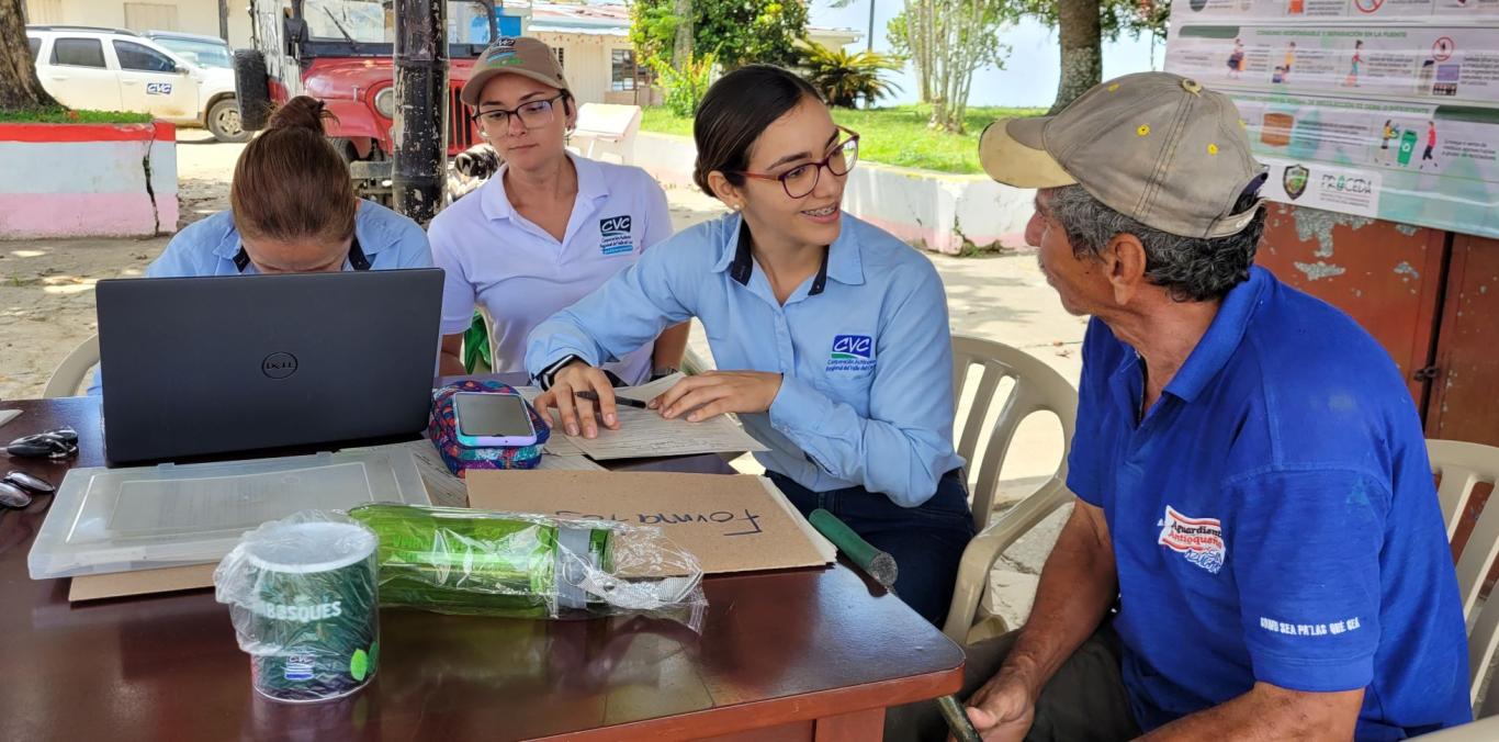 Funcionarios de la CVC visitaron los corregimientos de Miravalles y Taguales en La Victoria, donde atendieron las necesidades de la comunidad, en el marco de la estrategia “CVC en el territorio”	 que busca descentralizar sus servicios corporativos.