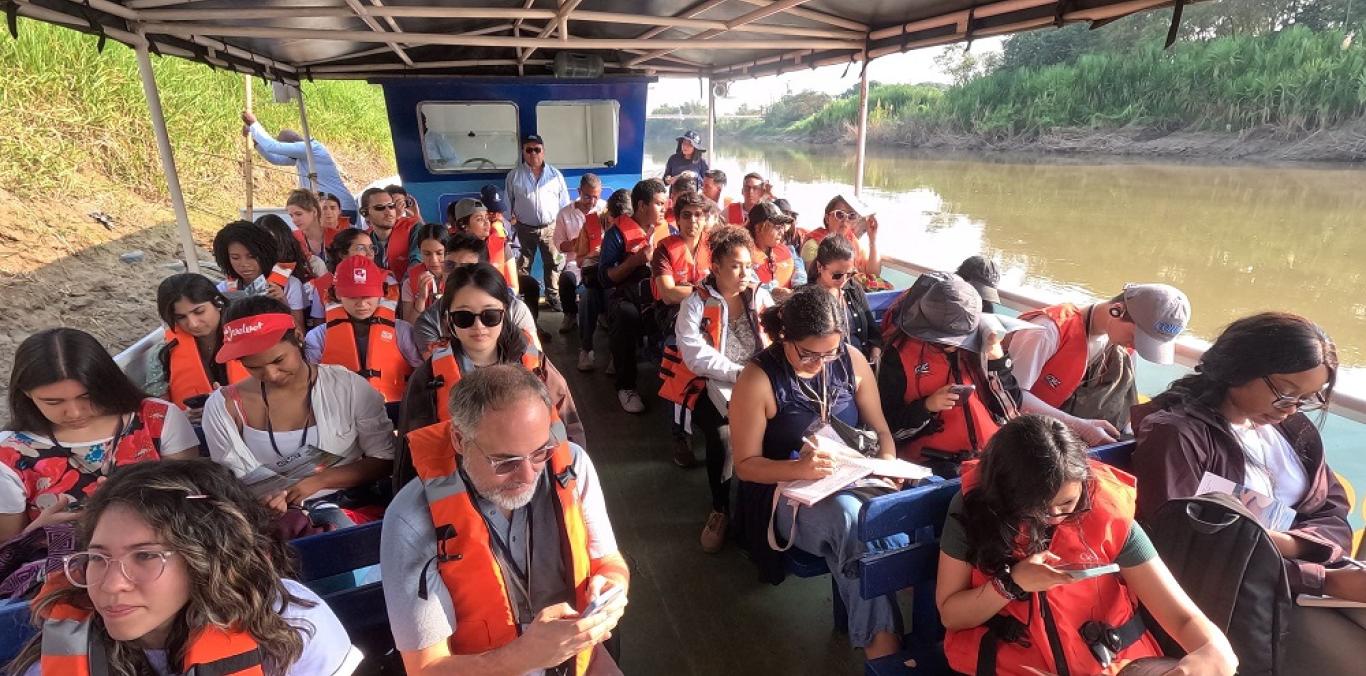 En medio de un intercambio académico con la Universidad del Valle, jóvenes estudiantes de tan importante alma mater de talla mundial, provenientes de Estados Unidos, Indonesia, Etiopia y China, participaron del recorrido por el río Cauca.