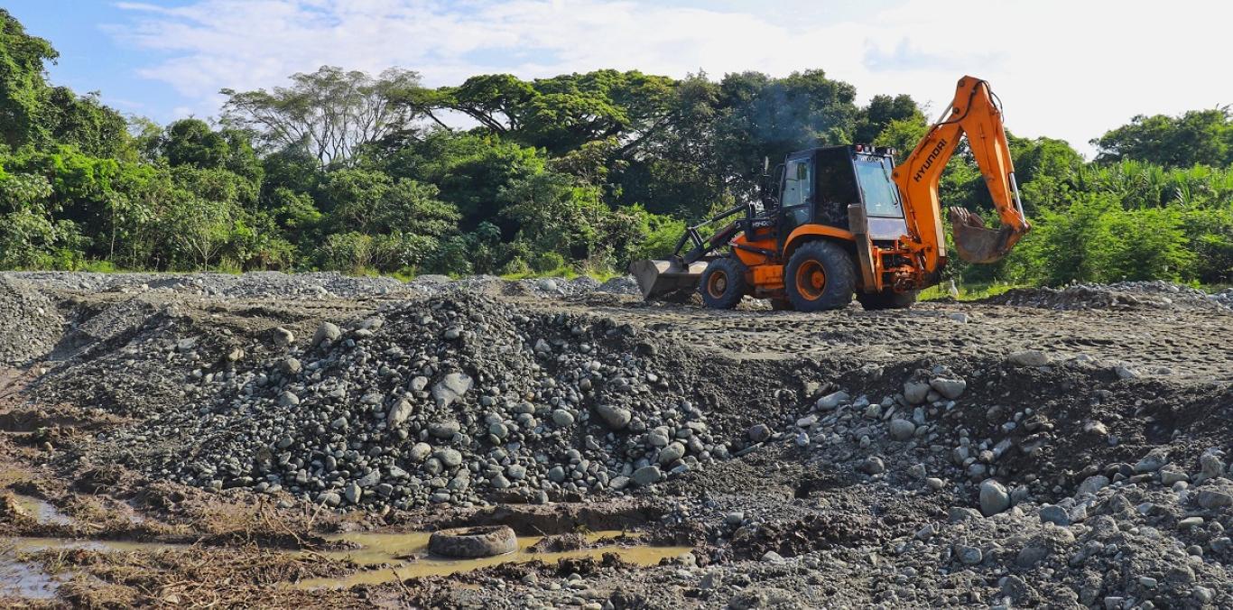 CVC ADELANTA TRABAJOS DE DESCOLMATACIÓN Y LIMPIEZA EN LA ZONA CÉNTRICA DEL RÍO TULUÁ