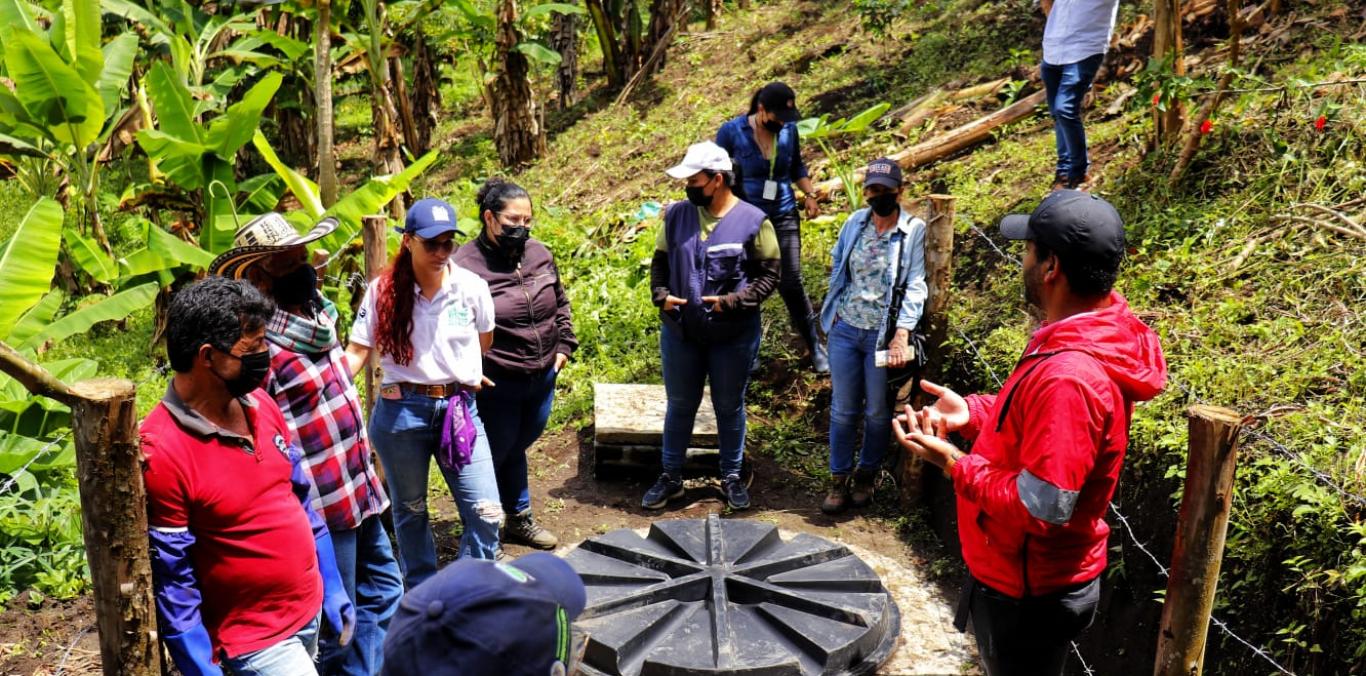 21 FAMILIAS CAMPESINAS DE CAICEDONIA YA ESTÁN DEJANDO DE CONTAMINAR EL AGUA