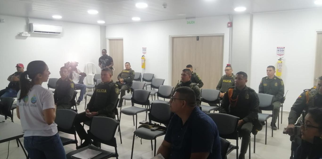 CVC CAPACITA A GRUPO DE POLICÍAS EN DAGUA