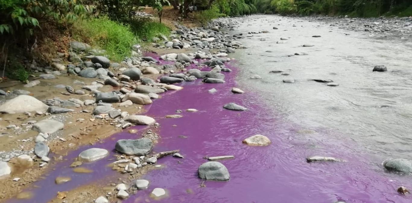 REPORTAN VERTIMIENTO DE LÍQUIDO ROJO AL RÍO TULUÁ