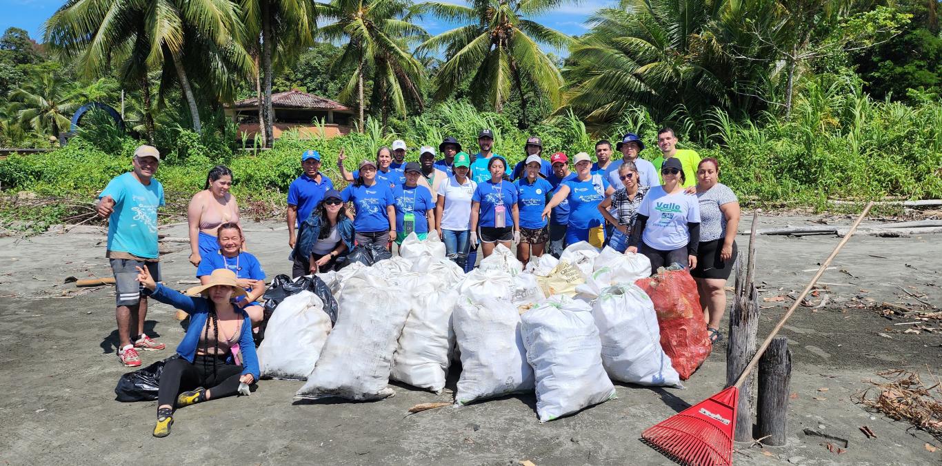 LOS GUARDIANES DEL RÍO PANCE SE FUERON A LIMPIAR UNA PLAYA EN BUENAVENTURA