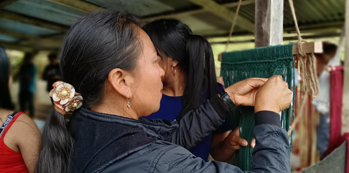 MUJERES DE ÁREA PROTEGIDA TEJEN SU TERRITORIO EN EL VALLE DEL CAUCA