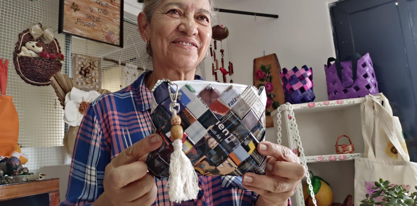 ARTESANA DE RESTREPO LE DA UNA SEGUNDA VIDA AL PAPEL Y AL PLÁSTICO