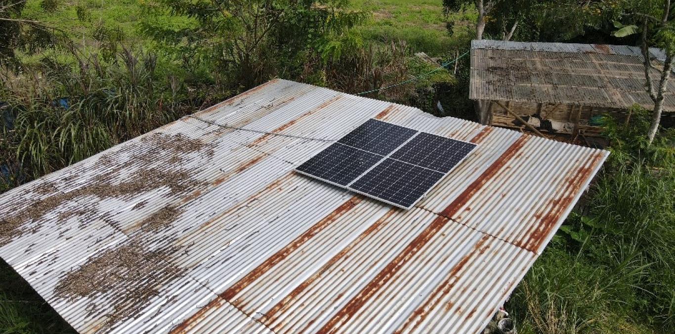 CVC ENTREGA PLANTA SOLAR AISLADA A LOS GUARDIANES DEL RÍO PANCE