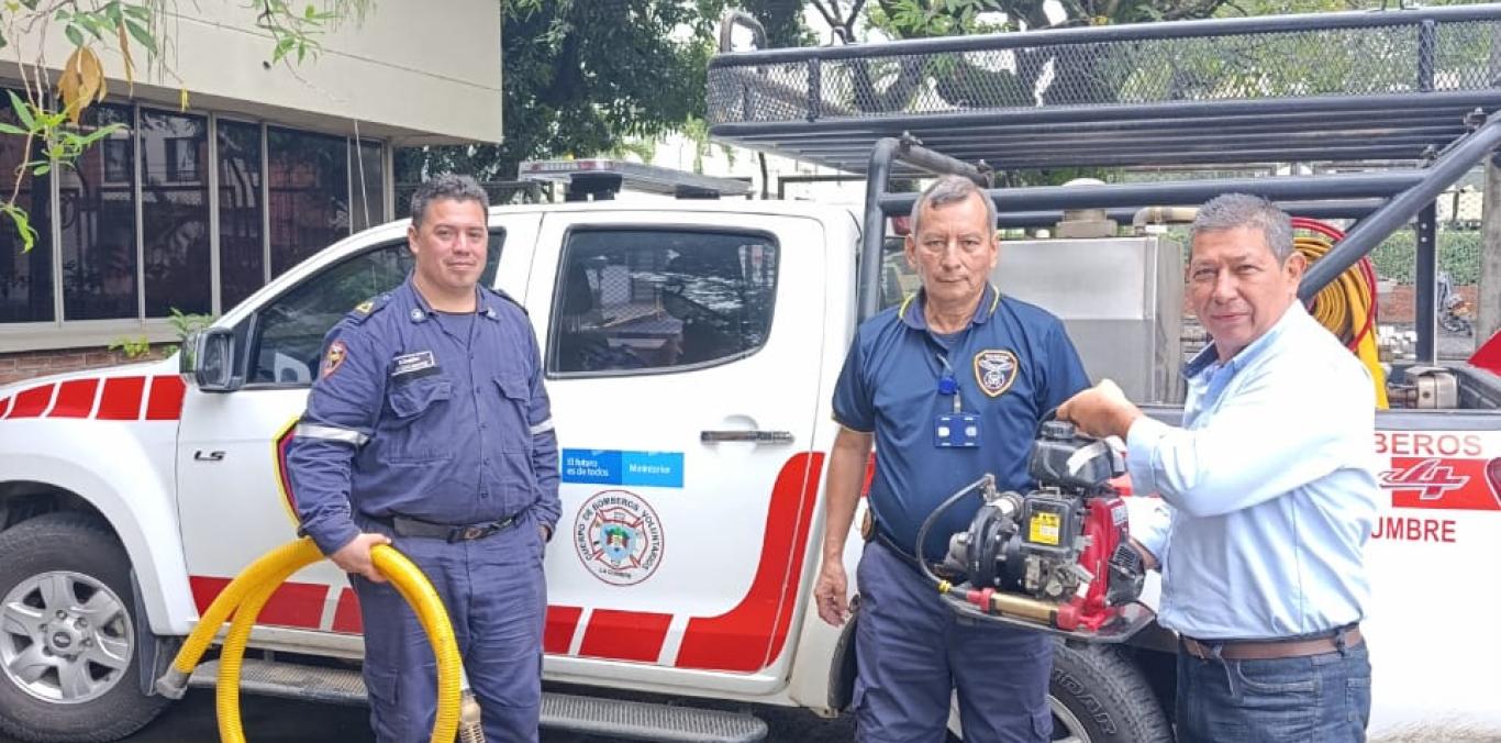 CVC ENTREGÓ INSUMOS A BOMBEROS VOLUNTARIOS DE DAGUA Y LA CUMBRE