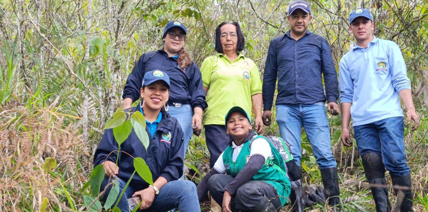 400 ÁRBOLES SE SEMBRARON PARA GARANTIZAR LA PROTECCIÓN DE DOS FUENTES HÍDRICAS