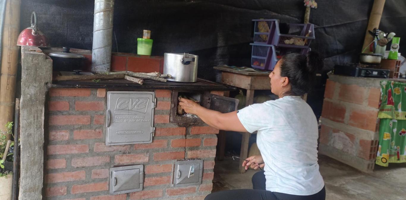LAS ESTUFAS ECOEFICIENTES ESTÁN TRANSFORMANDO VIDAS Y MEJORANDO EL MEDIO AMBIENTE
