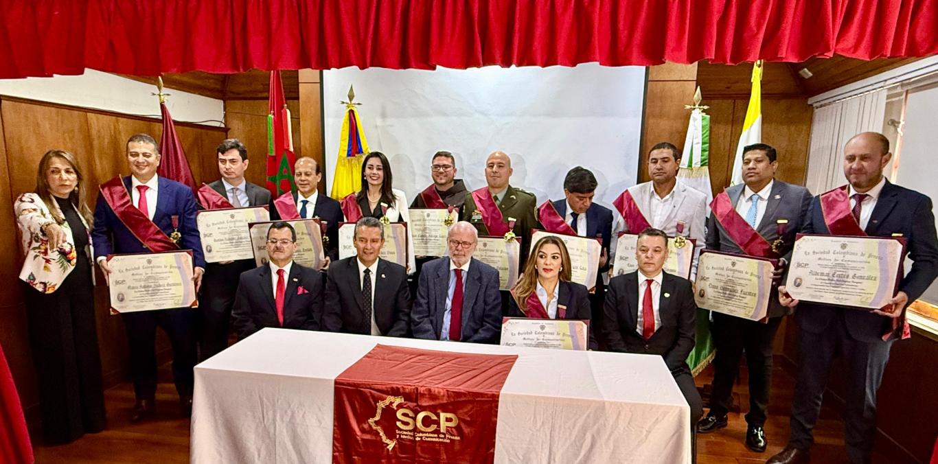 DIRECTOR GENERAL DE LA CVC RECIBE LA ORDEN PEDRO NEL OSPINA VÁSQUEZ