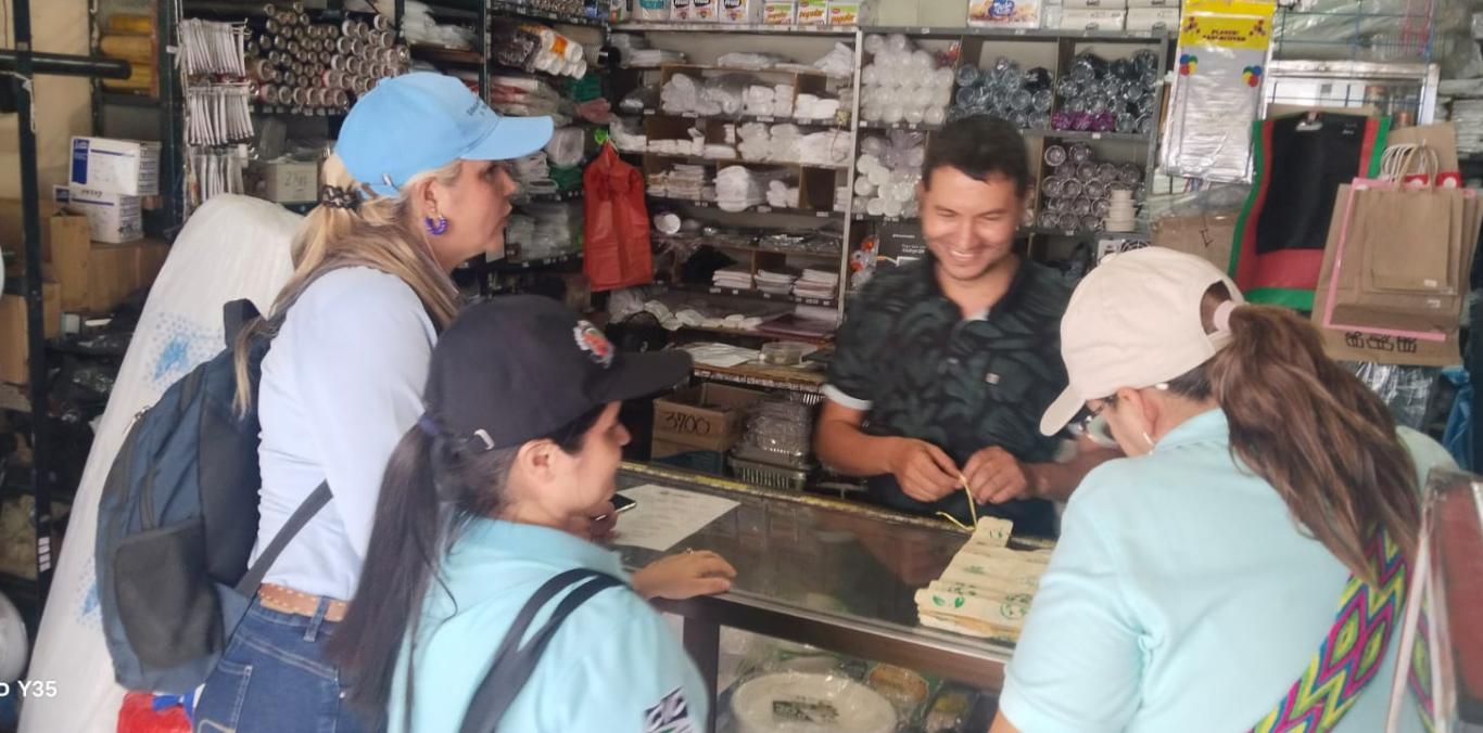 SENSIBILIZAN A COMERCIANTES DE CARTAGO SOBRE LA NORMA DE PLÁSTICOS DE UN SOLO USO