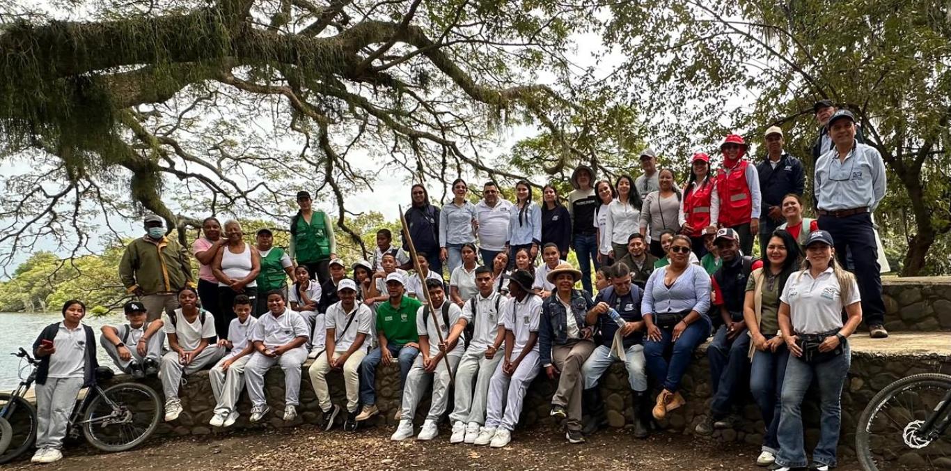 EN GUACARÍ, ESTUDIANTES PEDALEARON PARA PROTEGER A UN HUMEDAL