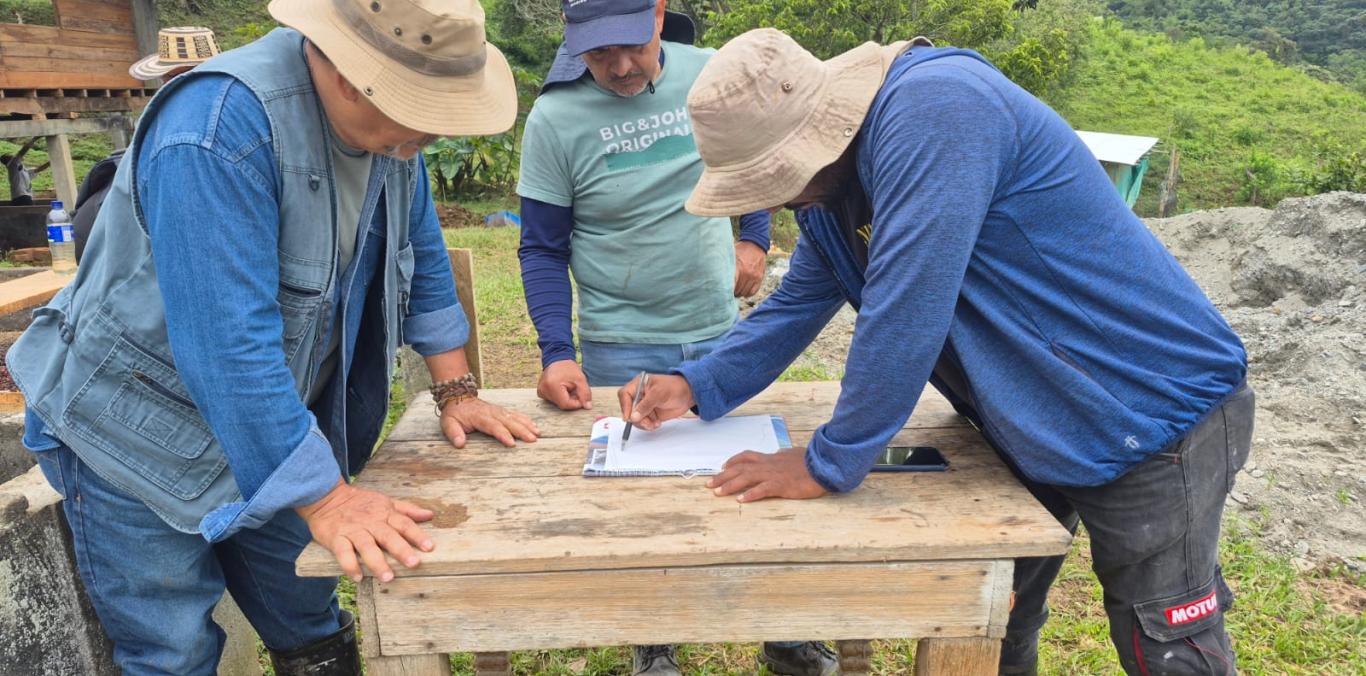 CVC Y PROPIETARIOS DE PREDIOS DE PALMIRA FIRMARON ACUERDOS PARA LA CONSERVACIÓN DE LA CUENCA AMAIME 