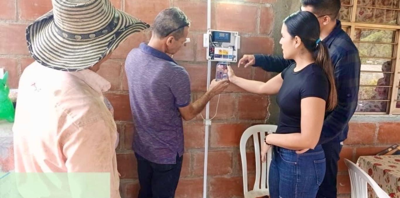FAMILIAS RURALES DE GINEBRA DEJAN ATRÁS LOS APAGONES, GRACIAS A LA ENERGÍA SOLAR