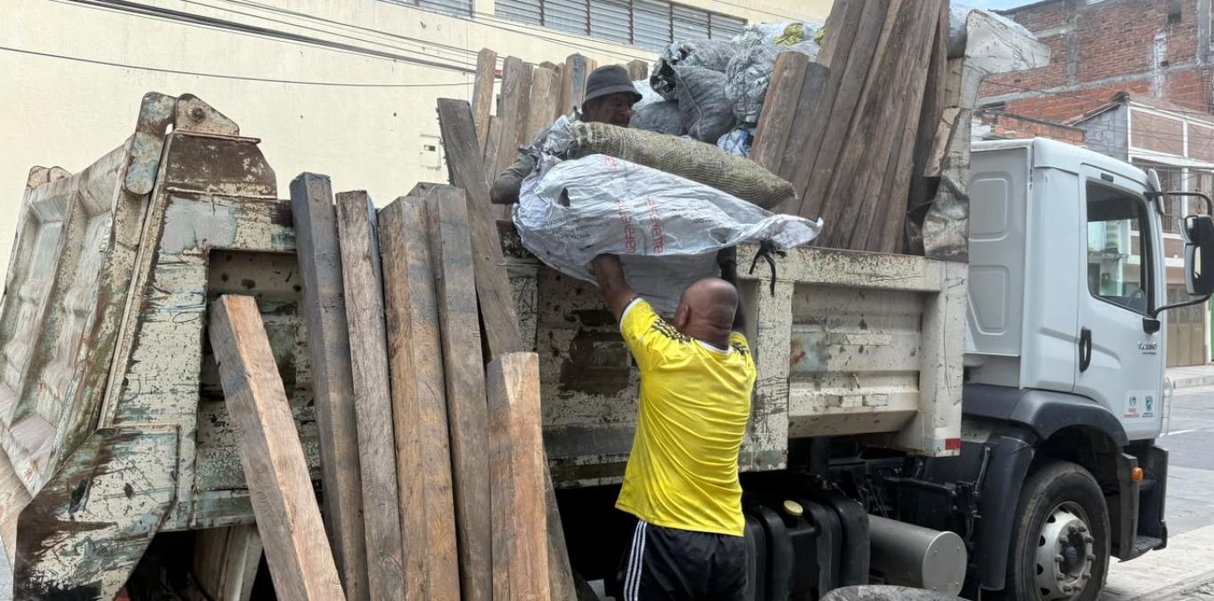 CVC ENTREGA MATERIAL FORESTAL A ALCALÁ PARA APOYAR LA RECUPERACIÓN, TRAS EL TERREMOTO