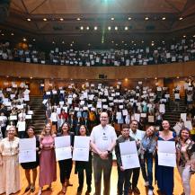 SE GRADUARON 639 NUEVOS TESOS POR EL AMBIENTE