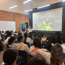 UN AULA SE CONVIERTE EN CINE: 150 ESTUDIANTES DISFRUTARON DEL DOCUMENTAL TRAVESÍA 70 EN BUGA