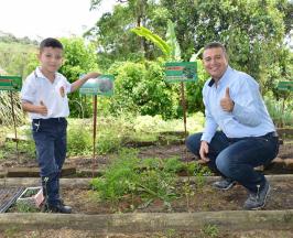 Biodigestores, equipos de apicultura, senderos ecológicos, un desmucilaginador, adecuación de establos y fortalecimiento de sistemas productivos entre otros hacen parte de lo entregado por la CVC.