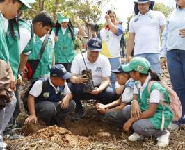CVC CELEBRÓ EL DÍA MUNDIAL DE LA TIERRA CON SIEMBRA DE 260 ÁRBOLES EN LA CUMBRE
