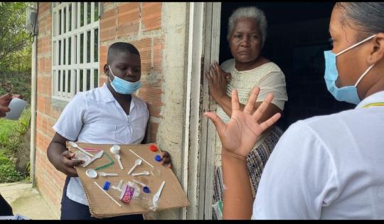 EN EL BAJO CALIMA, PUERTA A PUERTA, ESTÁN ENSEÑANDO A RECICLAR 