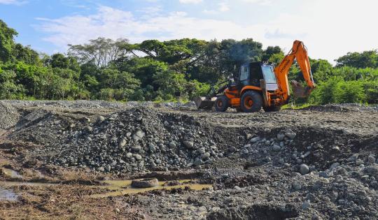 CVC ADELANTA TRABAJOS DE DESCOLMATACIÓN Y LIMPIEZA EN LA ZONA CÉNTRICA DEL RÍO TULUÁ