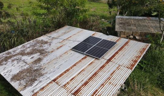 CVC ENTREGA PLANTA SOLAR AISLADA A LOS GUARDIANES DEL RÍO PANCE