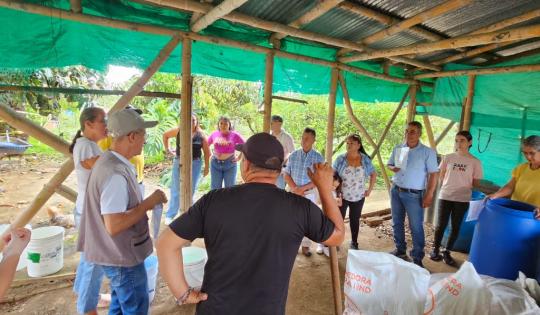 CAMPESINOS DE ROLDANILLO CONSTRUYEN BIOFÁBRICAS PARA PRODUCIR ABONOS ORGÁNICOS